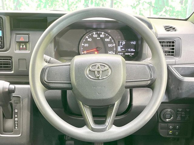 �C���e���A�ɍ��킹���f�U�C���̃X�e�A�����O�́A�^�]�������̂��Ƃ��l���A�^�]���₷���`��A�傫���ł��B�����x�A���ۂɐG���Ă��m���߂��������B