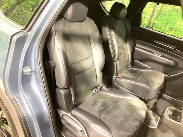 広々とした2列目シートは居住性が高く、居心地も快適!友達や家族とのお出かけにぴったりです。ベビーシートやチャイルドシート使用時も快適にお過ごしいただける十分な空間を確保しています。