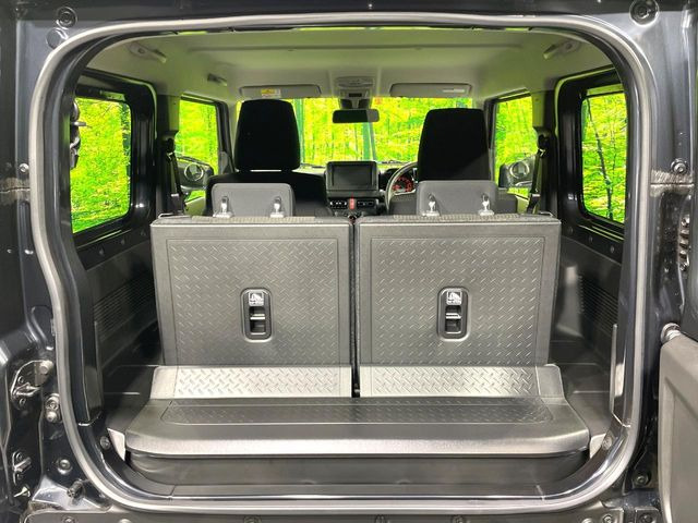 ���i�̂���������ʋ΁A���}���ɏ\���ȉ׎��X�y�[�X���m�ۂ��Ă���܂��B�Z�J���h�V�[�g��|���ƁA�傫�ȉו��̐ύڂ��\�ł���