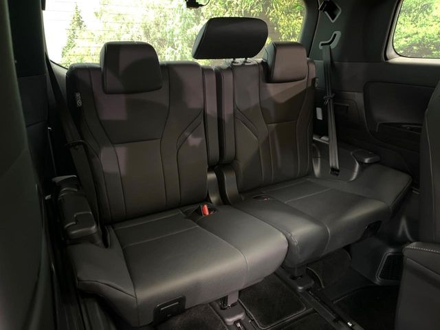 3列目シートはもちろん状態良好☆大人でもゆったりと座って頂けますので、大人数でのお出かけもラクラクです♪ご家族で、気の知れた仲間で、ドライブに行くのが楽しみですね♪