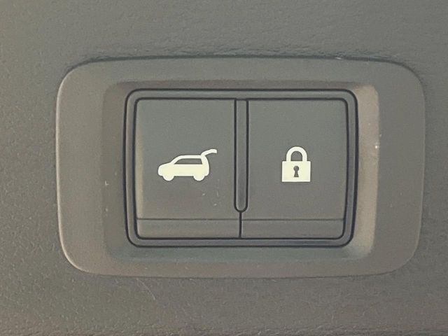 【パワーバックドア】スマートキーや運転席のボタンを押すだけでリアゲートが自動で開閉します!荷物を持っている時や、高い位置にあるバックドアを閉める際に便利な機能です♪