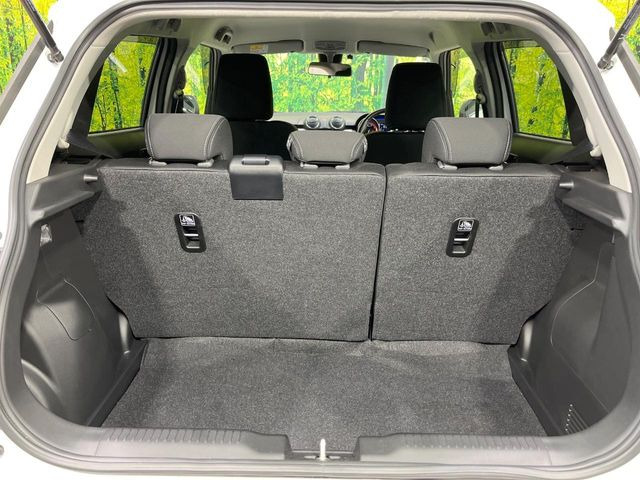 ���i�̂���������ʋ΁A���}���ɏ\���ȉ׎��X�y�[�X���m�ۂ��Ă���܂��B�Z�J���h�V�[�g��|���ƁA�傫�ȉו��̐ύڂ��\�ł���