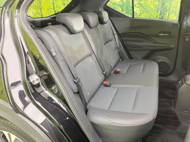 後部座席も気になるようなキズ・汚れやへたり等、大きなダメージはなく、良好な状態です。