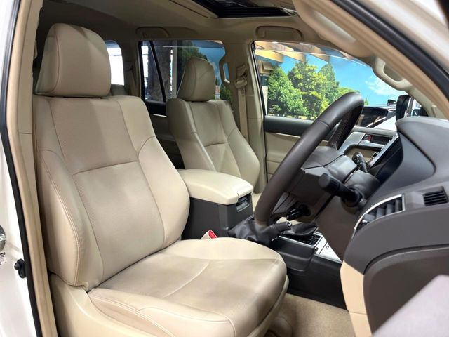 【ベージュレザーシート】デザイン性が高く、高級感のあるベージュ革シート。常に体に触れる部分だから、座り心地の良さにはこだわりたいですね♪汚れの付着や劣化を抑制する内装コーティング施工もおススメですよ♪