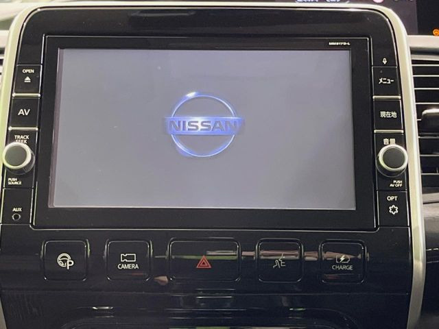 【純正ナビ】人気の純正ナビを装備しております。ナビの使いやすさはもちろん、オーディオ機能も充実!キャンプや旅行はもちろん、通勤や買い物など普段のドライブも楽しくなるはず♪