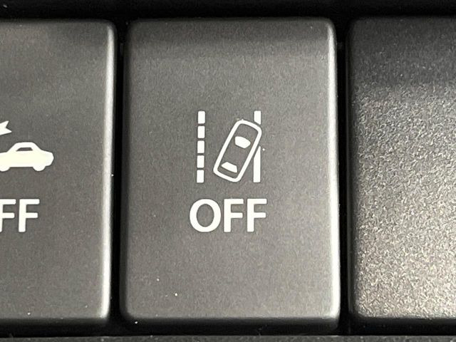 【車線逸脱警報】道路上の白(黄)線を認識し、意図せず走行中の車線からはみ出しそうになった時、メーター内の警告灯とブザーで注意喚起してくれる安心・安全機能です♪