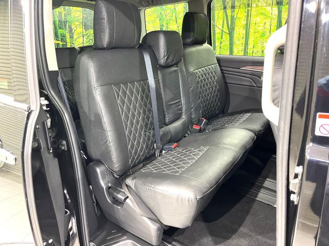 後部座席も気になるようなキズ・汚れやへたり等、大きなダメージはなく、良好な状態です。