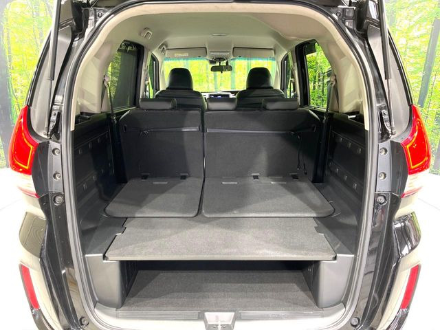 ���i�̂���������ʋ΁A���}���ɏ\���ȉ׎��X�y�[�X���m�ۂ��Ă���܂��B�Z�J���h�V�[�g��|���ƁA�傫�ȉו��̐ύڂ��\�ł���