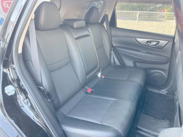 広々とした2列目シートは居住性が高く、居心地も快適!友達や家族とのお出かけにぴったりです。ベビーシートやチャイルドシート使用時も快適にお過ごしいただける十分な空間を確保しています。