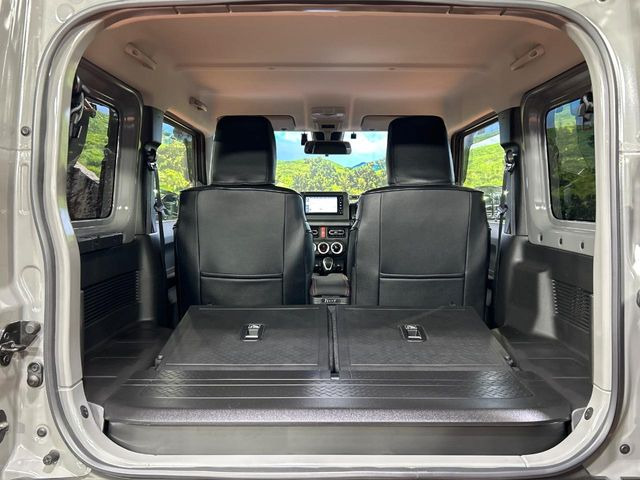 ���i�̂���������ʋ΁A���}���ɏ\���ȉ׎��X�y�[�X���m�ۂ��Ă���܂��B�Z�J���h�V�[�g��|���ƁA�傫�ȉו��̐ύڂ��\�ł���