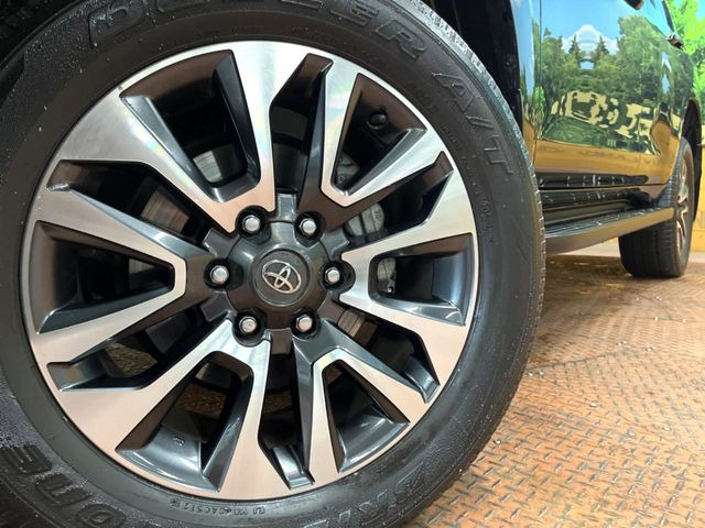 【純正19インチアルミホイール】外観にマッチした純正アルミホイールを装着しております。各種社外アルミホイールや、スタッドレスタイヤも取扱いしております。是非ご相談ください♪