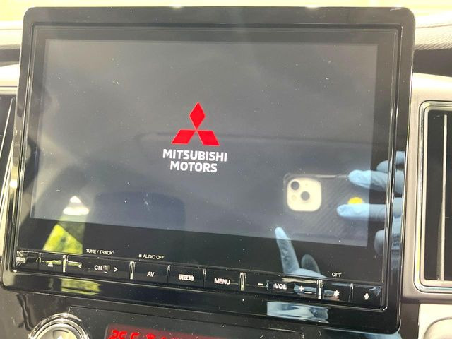 【純正ナビ】人気の純正ナビを装備しております。ナビの使いやすさはもちろん、オーディオ機能も充実!キャンプや旅行はもちろん、通勤や買い物など普段のドライブも楽しくなるはず♪