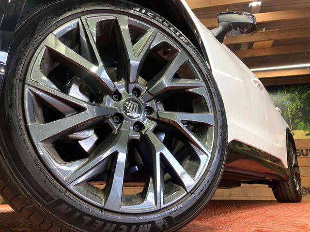 �y����21�C���`�A���~�z�C�[���z�O�ςɃ}�b�`���������A���~�z�C�[���𑕒����Ă���܂��B�e��ЊO�A���~�z�C�[����A�X�^�b�h���X�^�C�����戵�����Ă���܂��B���񂲑��k����������