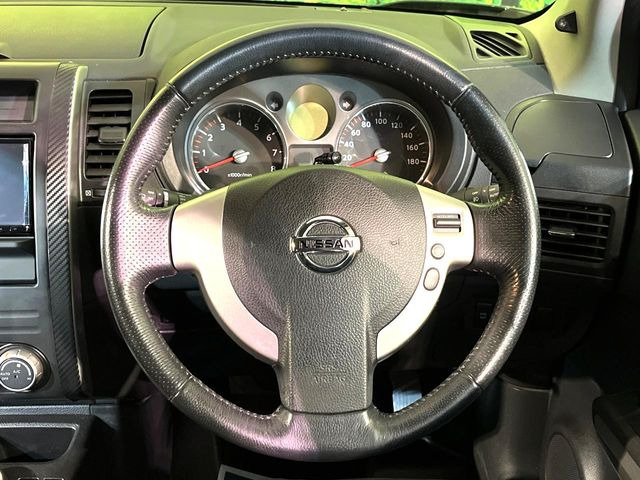 �C���e���A�ɍ��킹���f�U�C���̃X�e�A�����O�́A�^�]�������̂��Ƃ��l���A�^�]���₷���`��A�傫���ł��B�����x�A���ۂɐG���Ă��m���߂��������B