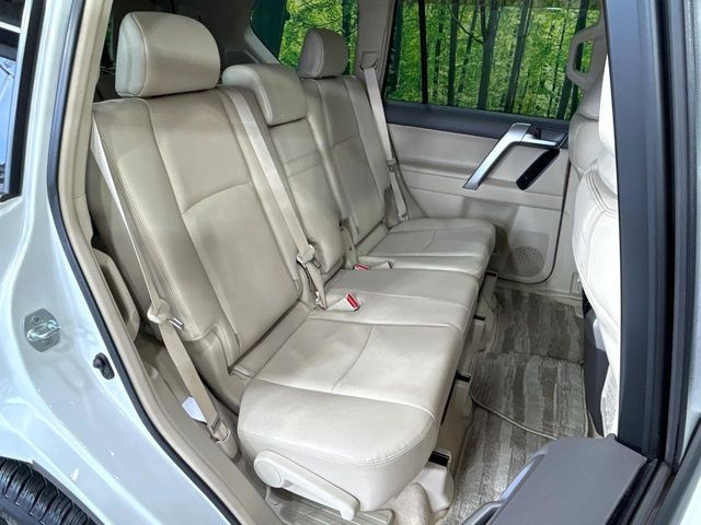 後部座席も気になるようなキズ・汚れやへたり等、大きなダメージはなく、良好な状態です。
