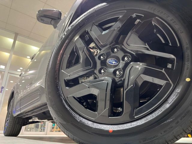 �y����18�C���`�A���~�z�C�[���z�O�ςɃ}�b�`���������A���~�z�C�[���𑕒����Ă���܂��B�e��ЊO�A���~�z�C�[����A�X�^�b�h���X�^�C�����戵�����Ă���܂��B���񂲑��k����������