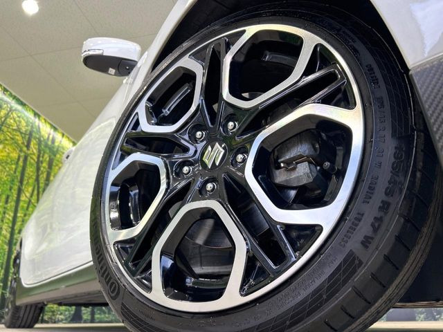 �y����17�C���`�A���~�z�C�[���z�O�ςɃ}�b�`���������A���~�z�C�[���𑕒����Ă���܂��B�e��ЊO�A���~�z�C�[����A�X�^�b�h���X�^�C�����戵�����Ă���܂��B���񂲑��k����������