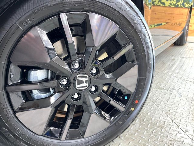 �y����16�C���`�A���~�z�C�[���z�O�ςɃ}�b�`���������A���~�z�C�[���𑕒����Ă���܂��B�e��ЊO�A���~�z�C�[����A�X�^�b�h���X�^�C�����戵�����Ă���܂��B���񂲑��k����������