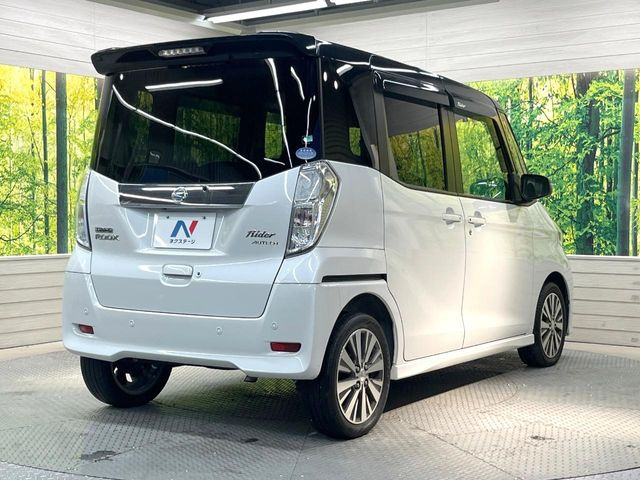 ��D�]�𒸂��Ă���܂��{�f�B�̒e�X�v���b�V���R�[�g���D�]��t���B�ʏ�̃K���X�R�[�g�ƈقȂ�A�ϋv�N��6�N�̖��@���K���X�R�[�e�B���O���A�{�f�B���L���C�ȏ�Ԃɕۂ��Ă���܂��B