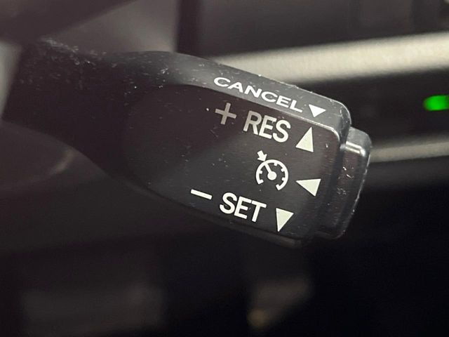 【クルーズコントロール】高速道路もラクラク走行。アクセルを離しても一定速度で走行ができ、長距離運転時の負担を軽減!加速・減速も簡単なスイッチ操作で調整できます。