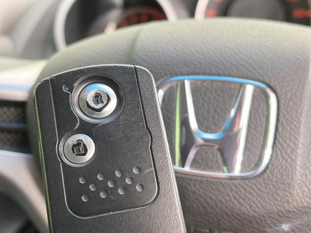 �yHonda�X�}�[�g�L�[�z�J�o����|�P�b�g�ɓ��ꂽ�܂܂ł��h�A�̎{���E�������\�ȃX�}�[�g�L�[�𑕔��B�G���W���̃I���E�I�t�����J�M�����o���K�v����������Ƃ��Ă��֗��ł���