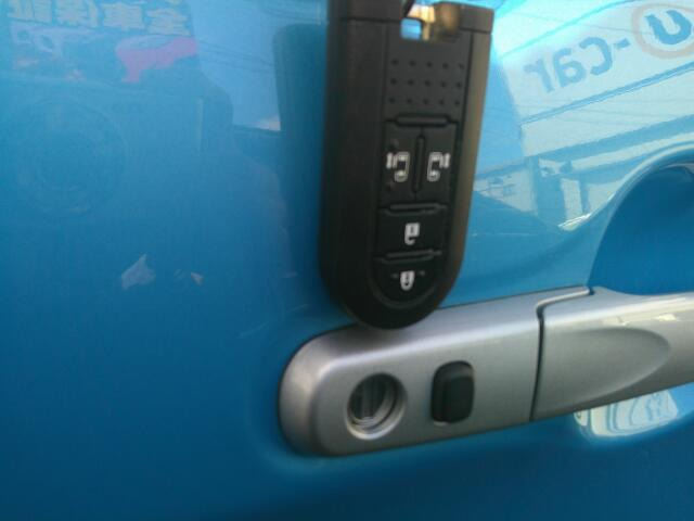 �X�}�[�g�L�[�ŁA�h�A���y�X�J��