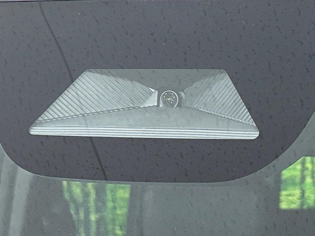 【ホンダセンシング】走行中に前方の車両等を認識し、衝突しそうな時は警報とブレーキで衝突回避と被害軽減をアシスト。より安全にドライブをお楽しみいただけます。