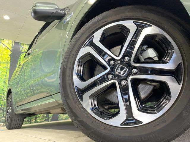 【純正17インチアルミホイール】外観にマッチした純正アルミホイールを装着しております。各種社外アルミホイールや、スタッドレスタイヤも取扱いしております。是非ご相談ください♪