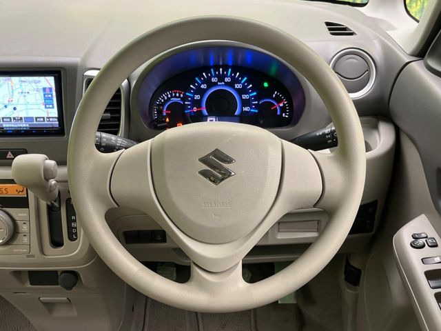 �C���e���A�ɍ��킹���f�U�C���̃X�e�A�����O�́A�^�]�������̂��Ƃ��l���A�^�]���₷���`��A�傫���ł��B�����x�A���ۂɐG���Ă��m���߂��������B