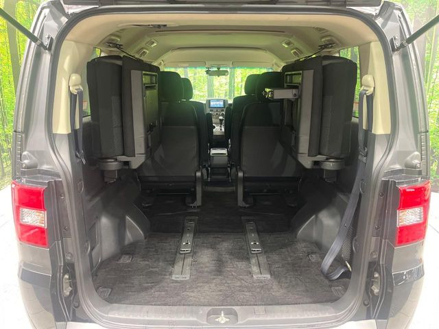 ���i�̂���������ʋ΁A���}���ɏ\���ȉ׎��X�y�[�X���m�ۂ��Ă���܂��B�Z�J���h�V�[�g��|���ƁA�傫�ȉו��̐ύڂ��\�ł���