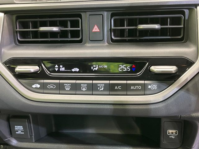 【オートエアコン】一度お好みの温度に設定すれば、車内の温度を検知し風量や温度を自動で調整。暑い&hellip;寒い&hellip;と何度もスイッチ操作をする必要はありません。快適な車内空間には必須の機能ですね♪