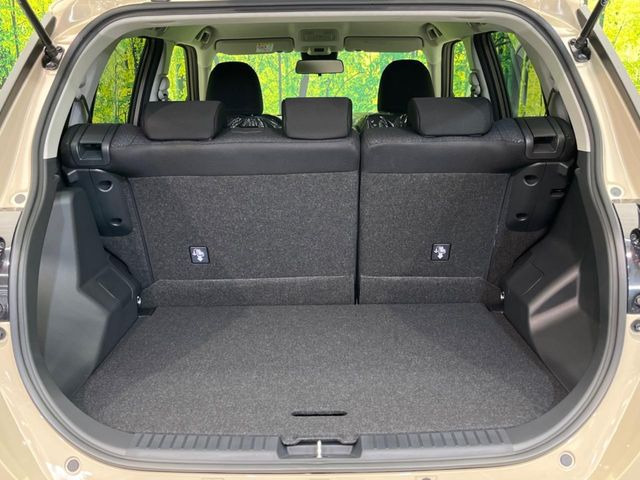 ���i�̂���������ʋ΁A���}���ɏ\���ȉ׎��X�y�[�X���m�ۂ��Ă���܂��B�Z�J���h�V�[�g��|���ƁA�傫�ȉו��̐ύڂ��\�ł���