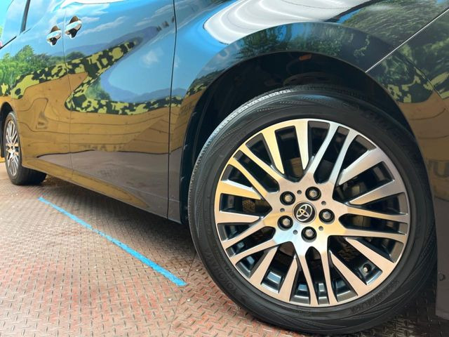 【純正18インチアルミホイール】外観にマッチした純正アルミホイールを装着しております。各種社外アルミホイールや、スタッドレスタイヤも取扱いしております。是非ご相談ください♪