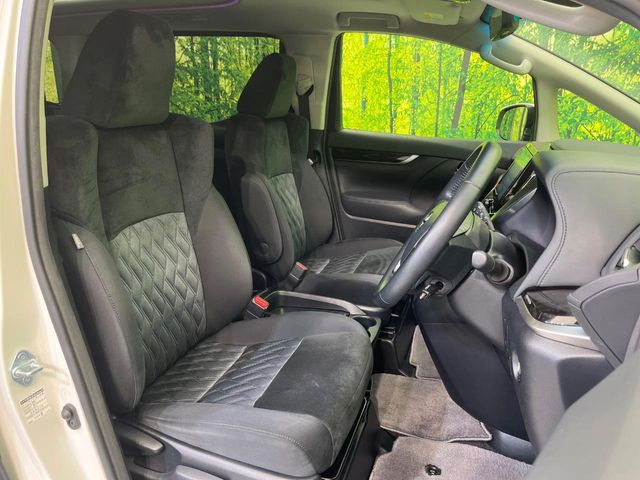 運転席まわりには十分なスペースがあり、大柄な方でもゆったり運転していただける環境です。