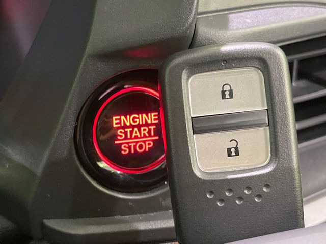 �yHonda�X�}�[�g�L�[�z�J�o����|�P�b�g�ɓ��ꂽ�܂܂ł��h�A�̎{���E�������\�ȃX�}�[�g�L�[�𑕔��B�G���W���̃I���E�I�t�����J�M�����o���K�v����������Ƃ��Ă��֗��ł���