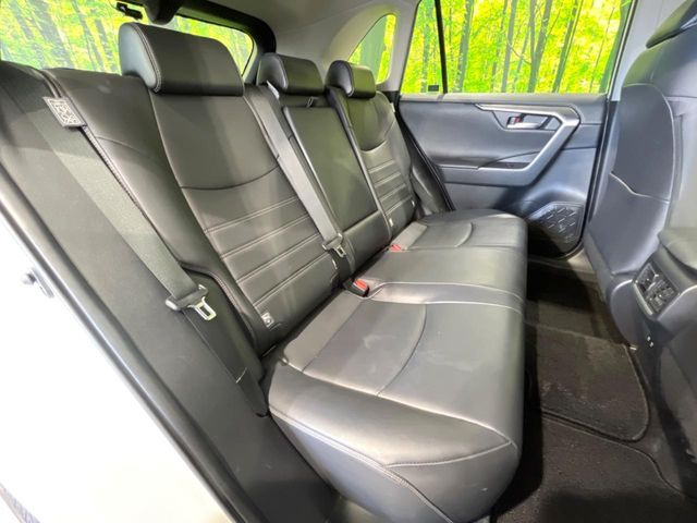 後部座席も気になるようなキズ・汚れやへたり等、大きなダメージはなく、良好な状態です。