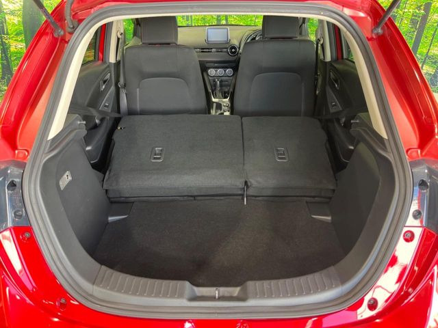 ���i�̂���������ʋ΁A���}���ɏ\���ȉ׎��X�y�[�X���m�ۂ��Ă���܂��B�Z�J���h�V�[�g��|���ƁA�傫�ȉו��̐ύڂ��\�ł���