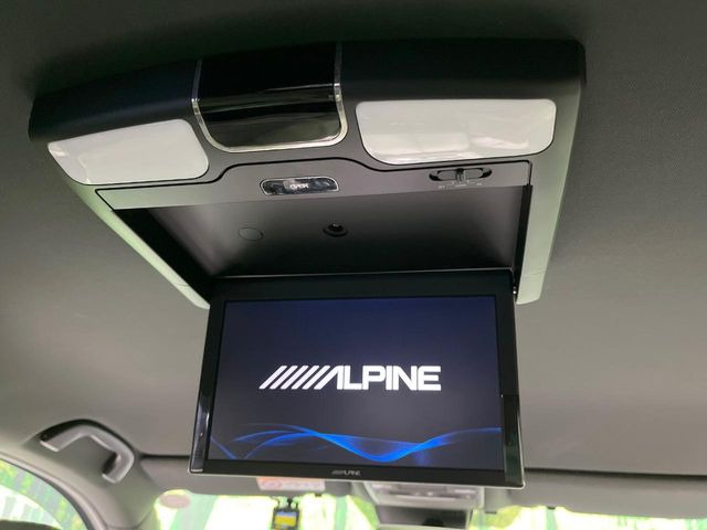 【フリップダウンモニター】大画面モニターで後席でもエンタメをお楽しみいただけます。小さなお子様にも大人気の装備です♪