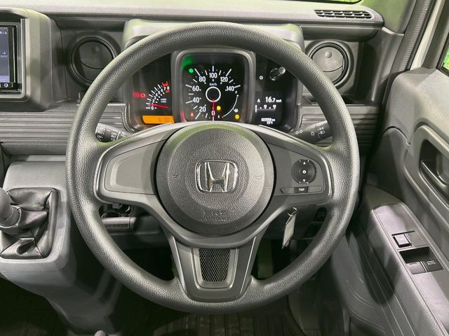 �C���e���A�ɍ��킹���f�U�C���̃X�e�A�����O�́A�^�]�������̂��Ƃ��l���A�^�]���₷���`��A�傫���ł��B�����x�A���ۂɐG���Ă��m���߂��������B