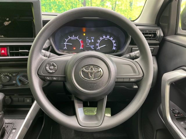 �C���e���A�ɍ��킹���f�U�C���̃X�e�A�����O�́A�^�]�������̂��Ƃ��l���A�^�]���₷���`��A�傫���ł��B�����x�A���ۂɐG���Ă��m���߂��������B