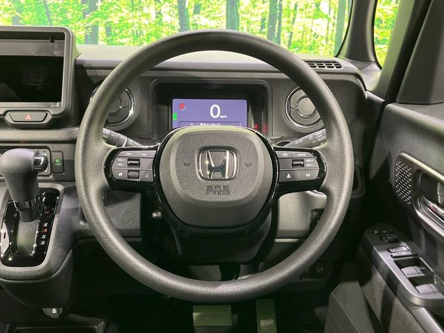 �C���e���A�ɍ��킹���f�U�C���̃X�e�A�����O�́A�^�]�������̂��Ƃ��l���A�^�]���₷���`��A�傫���ł��B�����x�A���ۂɐG���Ă��m���߂��������B