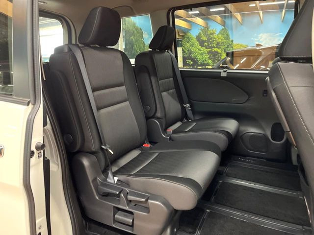 後部座席も気になるようなキズ・汚れやへたり等、大きなダメージはなく、良好な状態です。