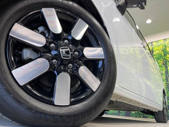 �y����15�C���`�A���~�z�C�[���z�O�ςɃ}�b�`���������A���~�z�C�[���𑕒����Ă���܂��B�e��ЊO�A���~�z�C�[����A�X�^�b�h���X�^�C�����戵�����Ă���܂��B���񂲑��k����������