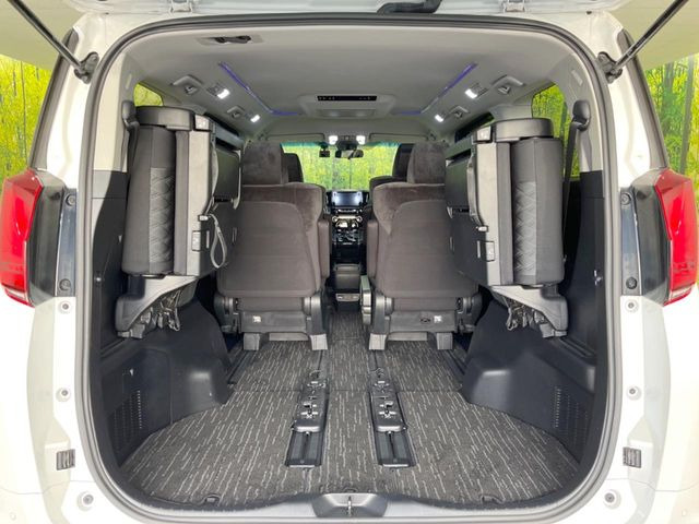 後席を格納すると、これだけの広さが!シーンに合わせたシートアレンジで、大きな荷物も積むことが出来ます♪