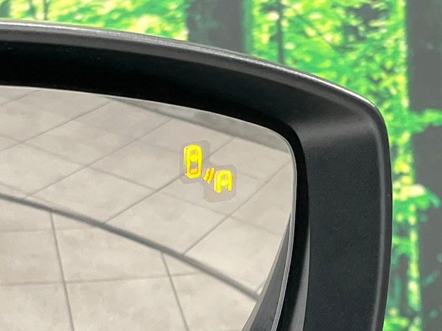 【ブラインドスポットモニタリング】走行中、ドアミラーの死角になりやすい箇所に後続車が接近するとサイドミラー付近に警告を表示、ドライバーに注意喚起をしてくれます。