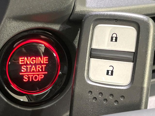 �yHonda�X�}�[�g�L�[�z�J�o����|�P�b�g�ɓ��ꂽ�܂܂ł��h�A�̎{���E�������\�ȃX�}�[�g�L�[�𑕔��B�G���W���̃I���E�I�t�����J�M�����o���K�v����������Ƃ��Ă��֗��ł���