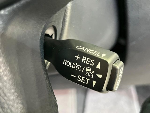 【レーダークルーズコントロール】高速道路での長距離走行が楽に!!自動で速度を保つクルーズコントロールが、衝突軽減システムと連携し、前方の車両を感知して車間を保つように速度調節してくれます!!