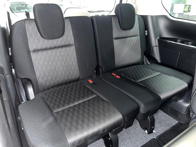 3列目シートはもちろん状態良好☆大人でもゆったりと座って頂けますので、大人数でのお出かけもラクラクです♪ご家族で、気の知れた仲間で、ドライブに行くのが楽しみですね♪