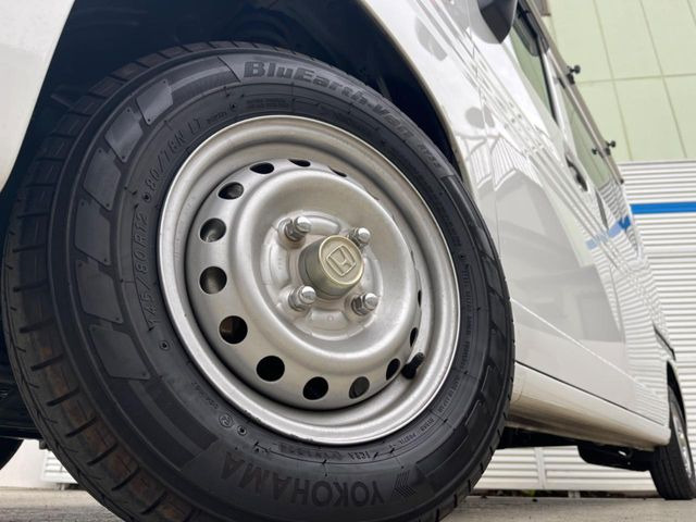 �y12�C���`�z�O�ςɃ}�b�`�����A���~�z�C�[���𑕒����Ă���܂��B�e��A���~�z�C�[����A�X�^�b�h���X�^�C�����戵�����Ă���܂��B���񂲑��k����������