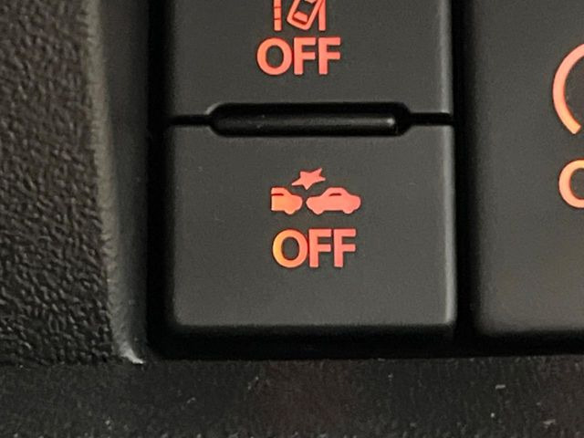 【スズキ セーフティサポート】走行中に前方の車両等を認識し、衝突しそうな時は警報とブレーキで衝突回避と被害軽減をアシスト。より安全にドライブをお楽しみいただけます。